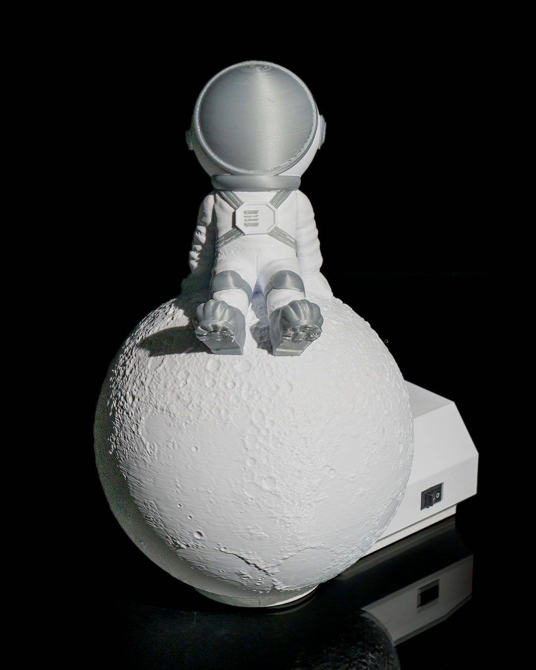 Wondering Astronaut Wall Light - Xeon Crafts