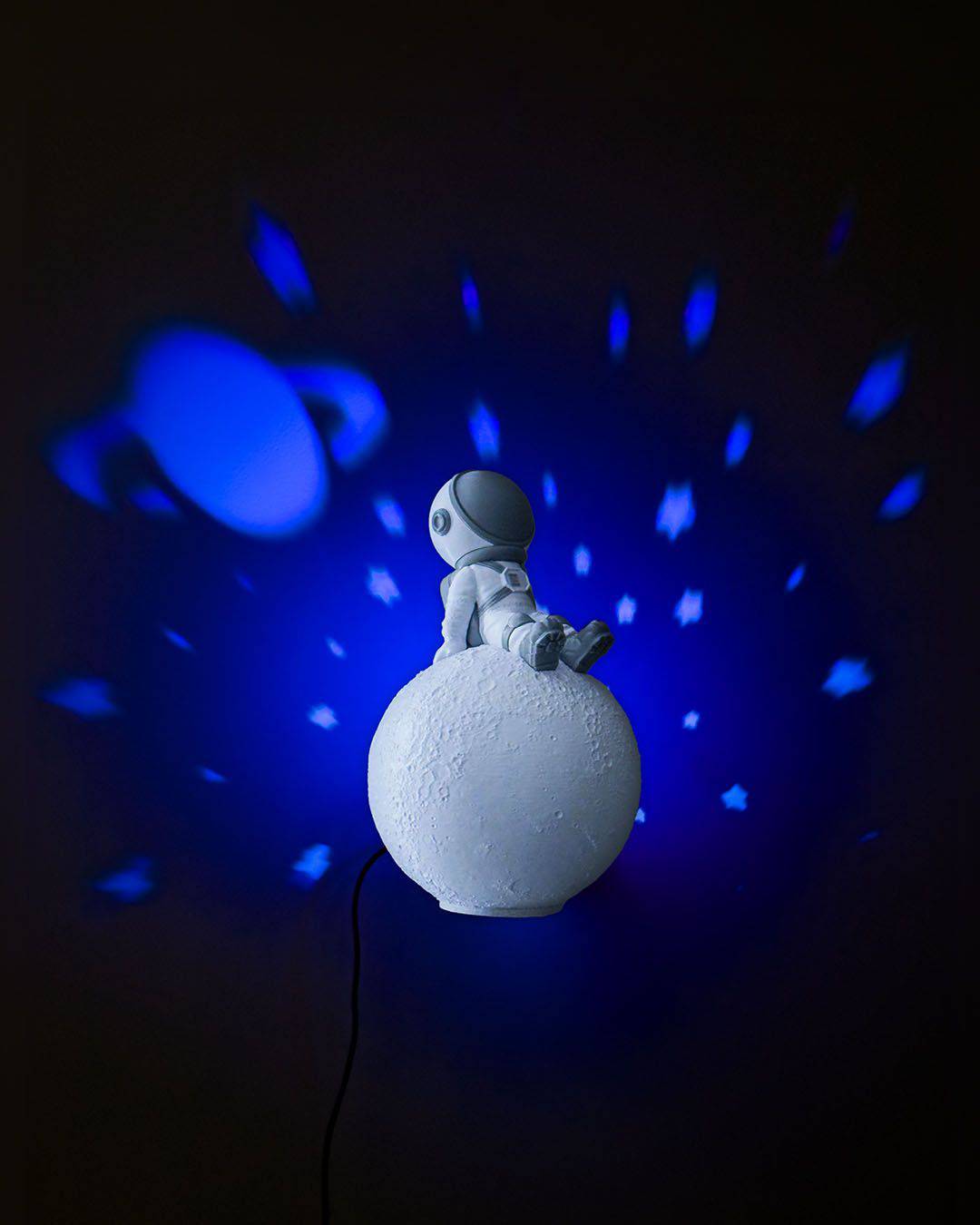Wondering Astronaut Wall Light - Xeon Crafts 