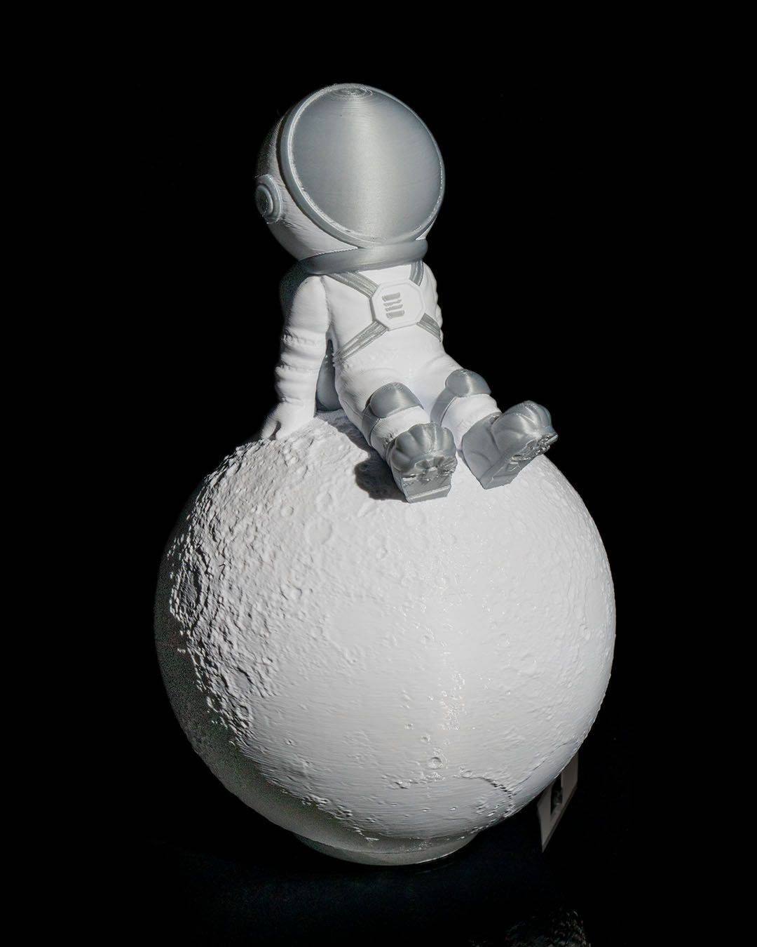 Wondering Astronaut Wall Light - Xeon Crafts 