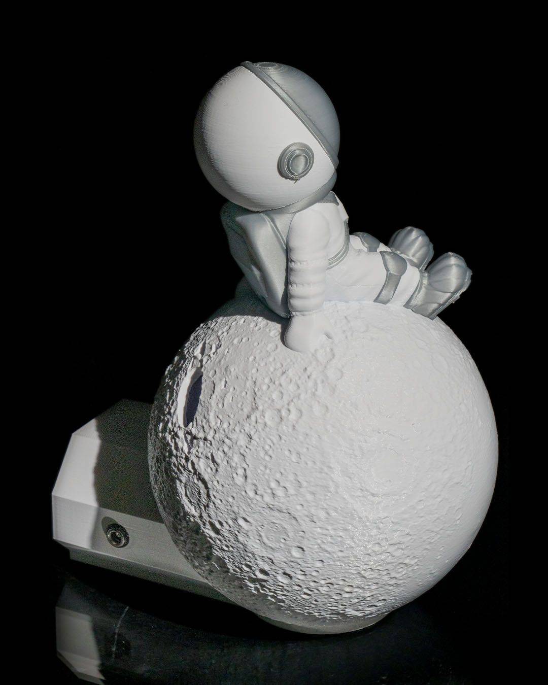 Wondering Astronaut Wall Light - Xeon Crafts 