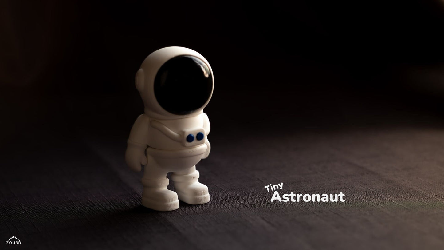 Tiny Astronaut Keyring / Model